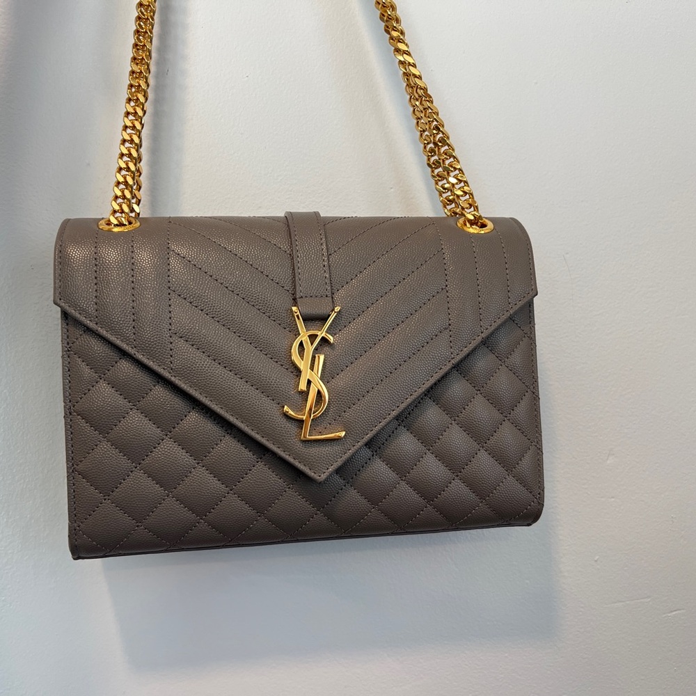 Like new Yves Saint Laurent Gray envelop medium in Matelasse lambskin